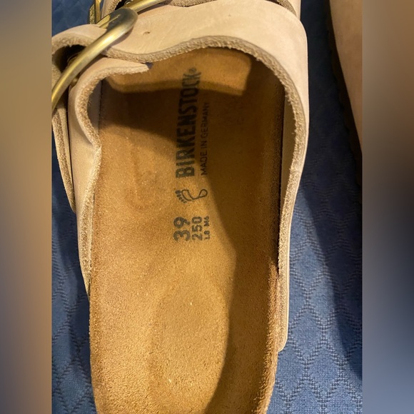 Birkenstock Beige Sandals with Gold Buckles 8-8.5 Size 39. Sandcastle Color EUC - Picture 9 of 16